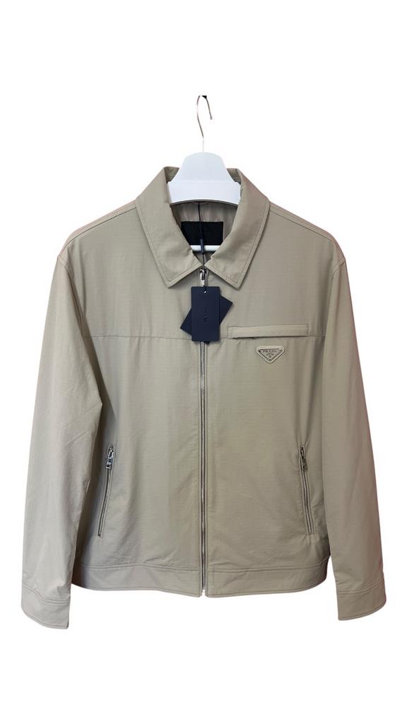 Prada jas re-nylon beige jack met logo en polokraag Maat M/L, Ophalen of Verzenden, Zo goed als nieuw, Overige maten, Beige