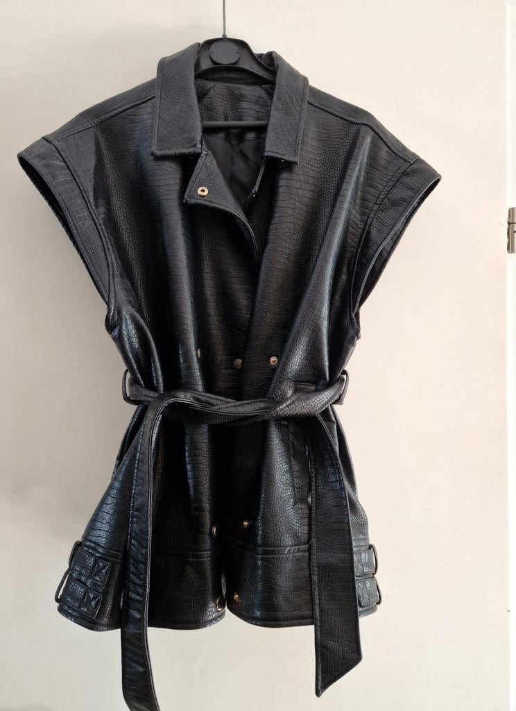 Zwart leerlook gilet met crocoprint en ceintuur, Shoeby, Ophalen of Verzenden, Maat 42/44 (L), Zwart