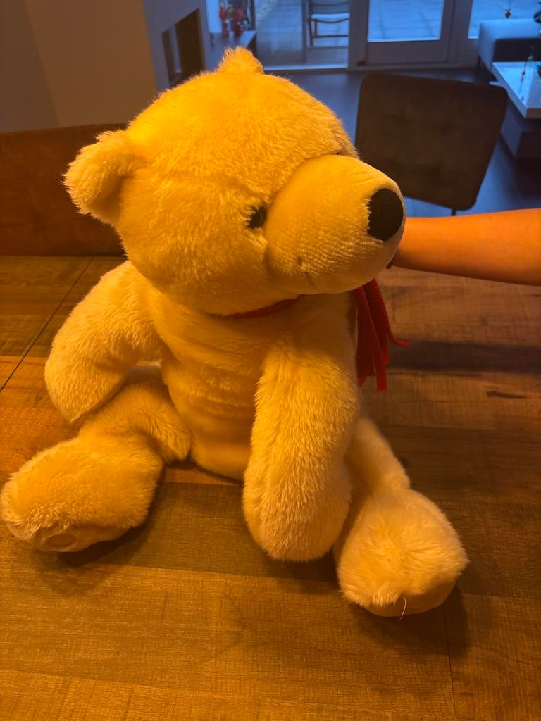 Grote gele teddybeer met rode sjaal, Overige merken, Beer, Ophalen of Verzenden, Zo goed als nieuw