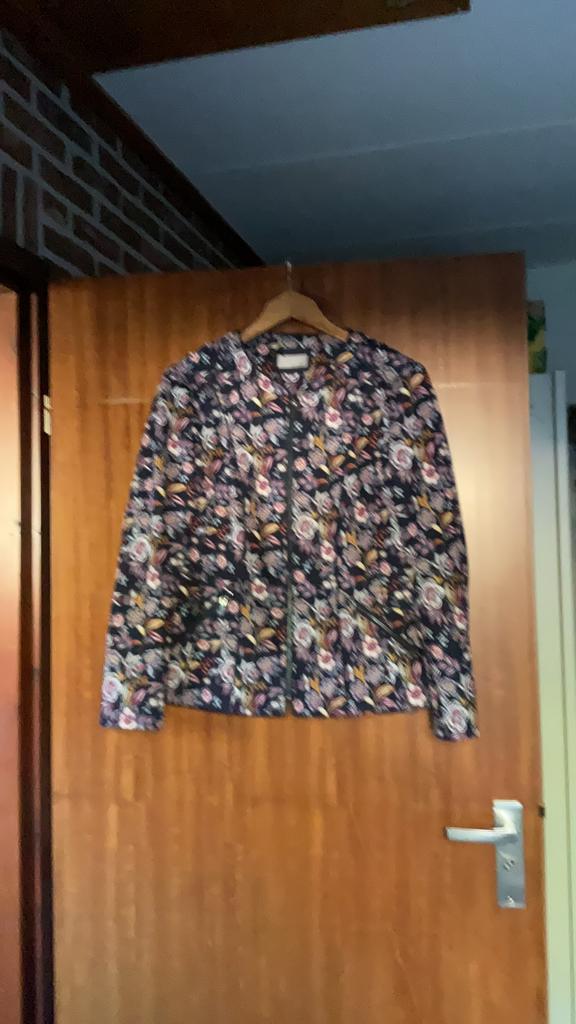 Leuk fleurig jasje, Kleding | Dames, Ophalen of Verzenden, Zo goed als nieuw, Maat 42/44 (L)