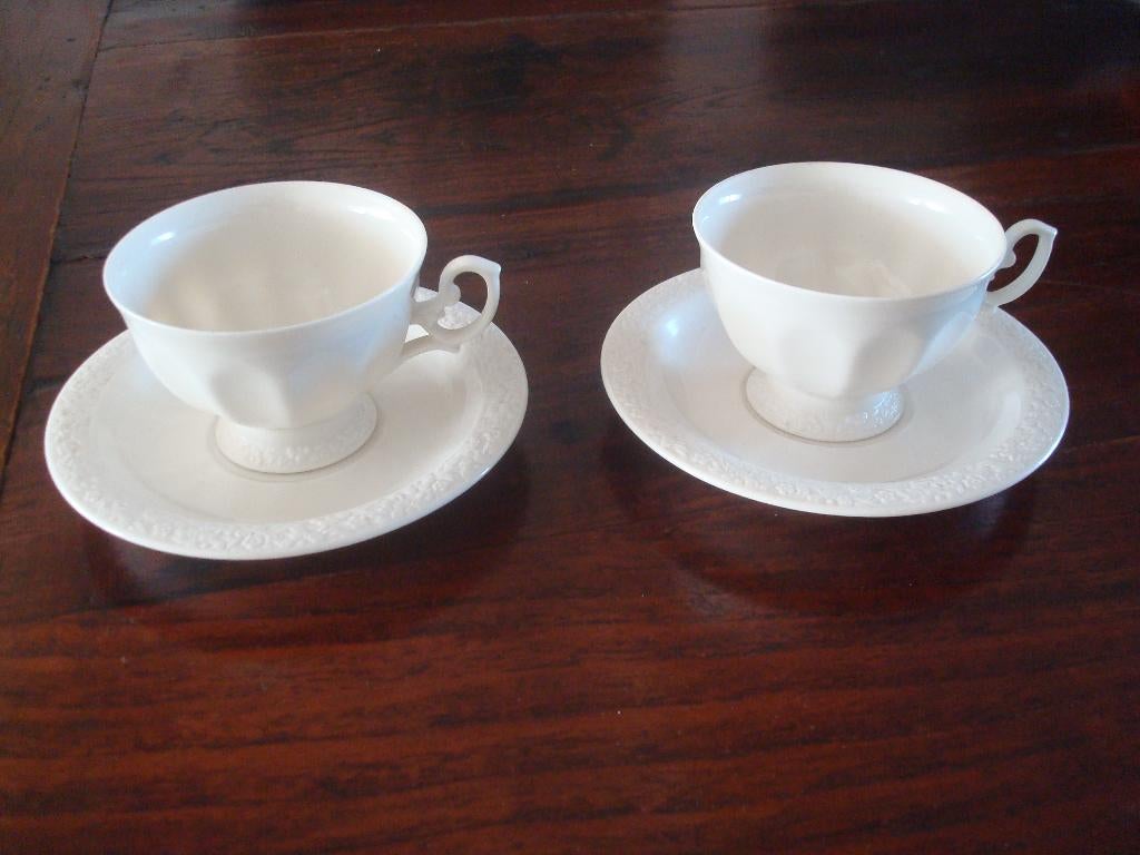 Kop en schotel 2 stuks wit porselein, Nieuw, Ophalen of Verzenden, Overige stijlen, Kop(pen) en/of Schotel(s)