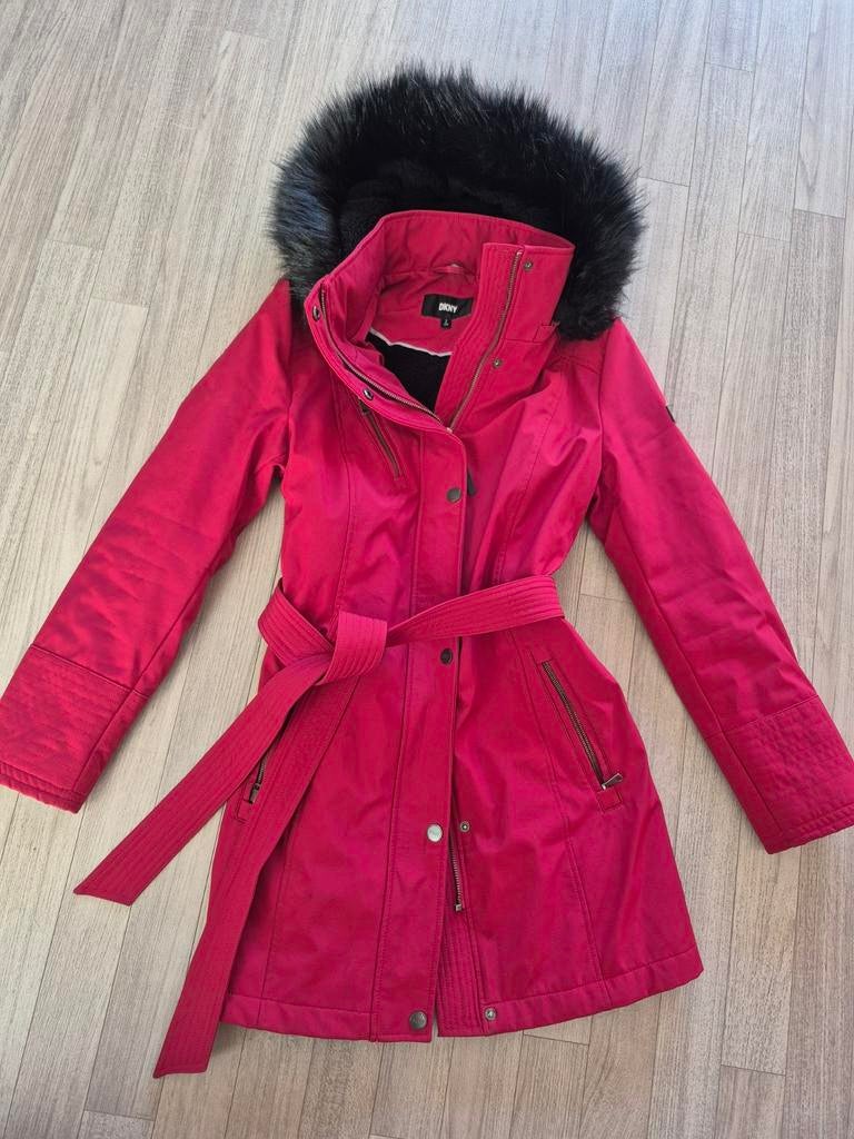 Rood Winterjas Zwarte Bontkraag Maat S Merk DKNY, Kleding | Dames, Jassen | Winter, Ophalen of Verzenden, Zo goed als nieuw, Maat 36 (S)