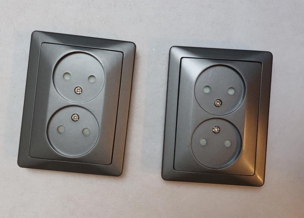 2 nieuwe dubbele inbouw stopcontacten antraciet kinderbesch., Ophalen of Verzenden, Nieuw, Stopcontact