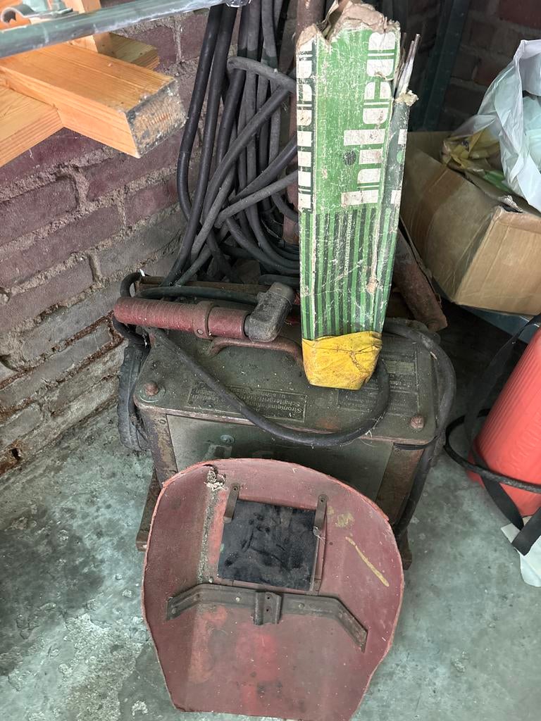 Oude lasapparaat met lashelm en elektroden, Doe-het-zelf en Verbouw, Gereedschap | Lasapparaten, Ophalen of Verzenden, Gebruikt