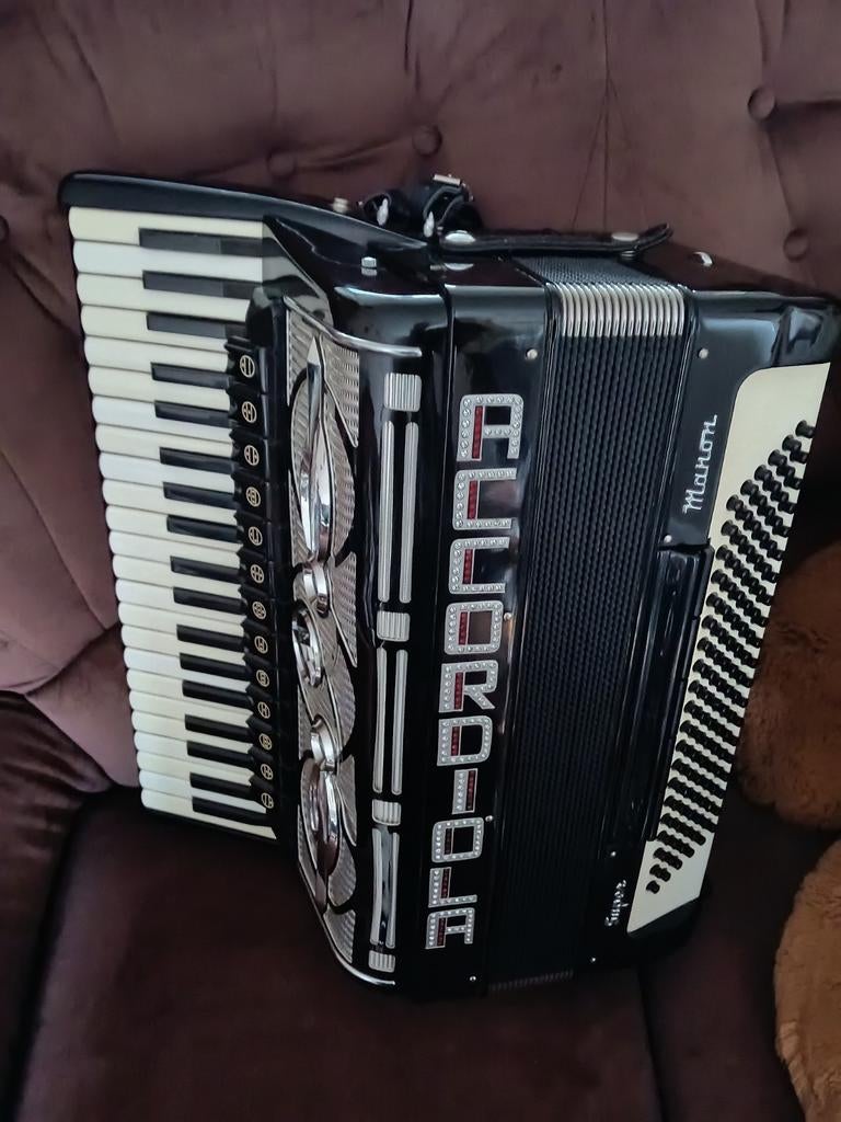 Accordiola Super Manon €1500,00, Muziek en Instrumenten, Accordeons, Ophalen of Verzenden, 120-bas, Accordiola
