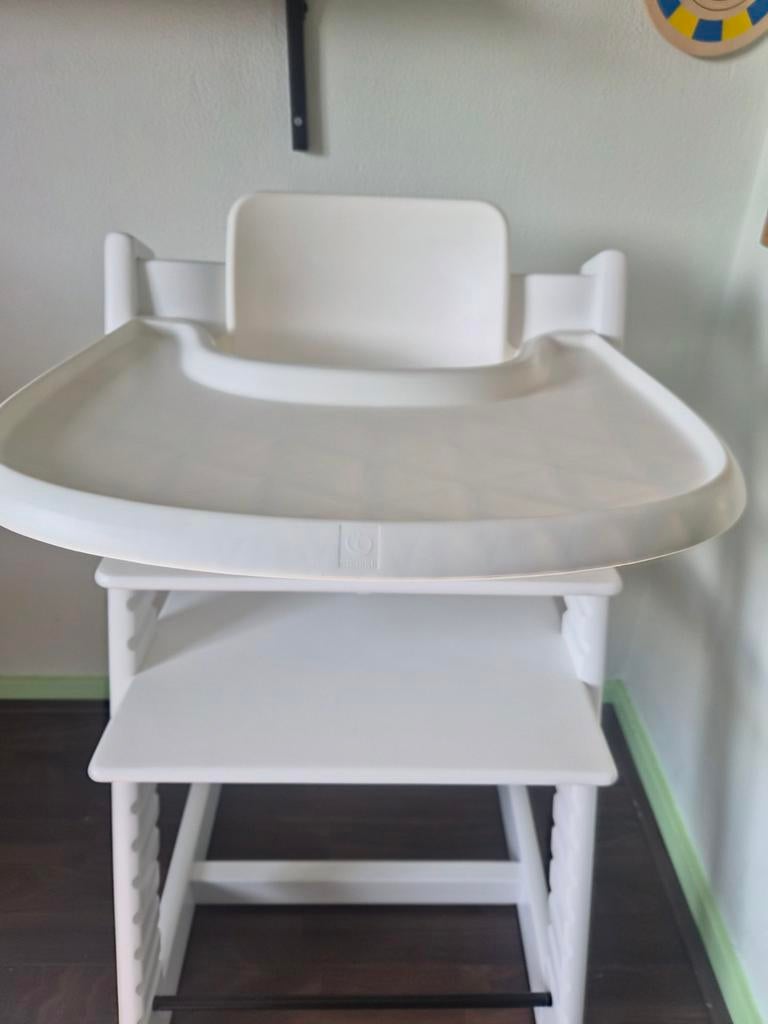 Tripp Trapp stoel wit met babyset en tray, Kinderen en Baby's, Kinderstoelen, Ophalen, Zo goed als nieuw, Meegroeistoel