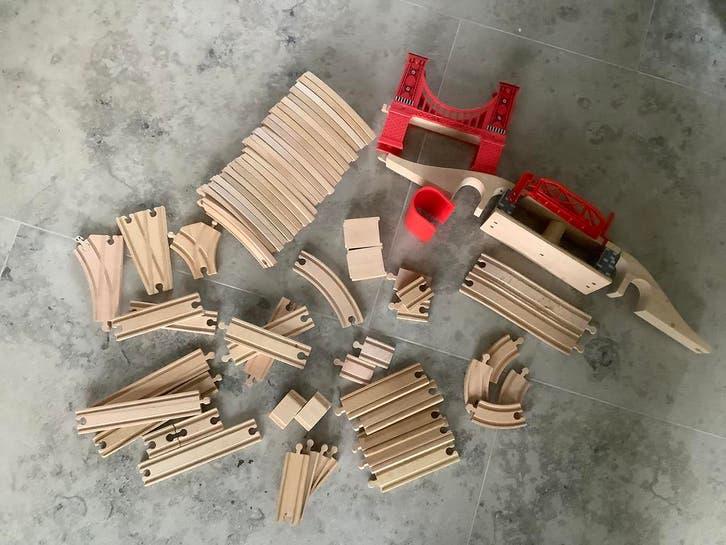 Brio rails en bruggen, treintjes een grote set., Ophalen, Zo goed als nieuw