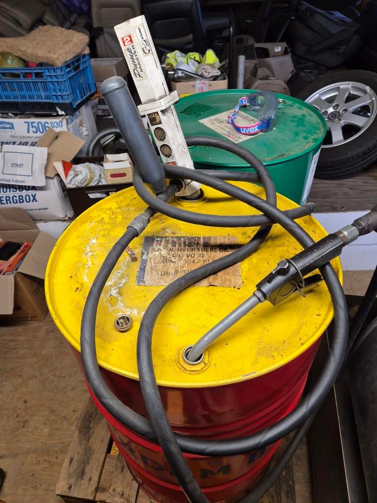 Vat Hydraulische olie met pomp en vulpistool, Ophalen of Verzenden
