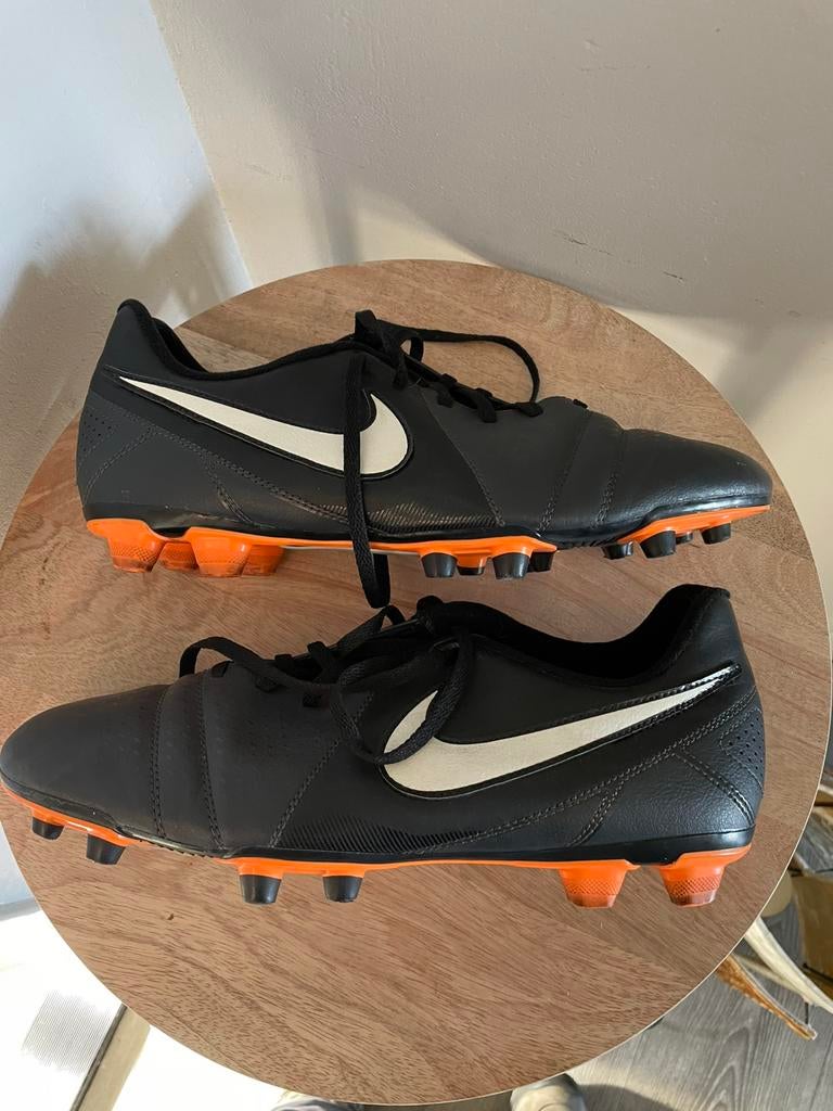 Te koop voetbalschoenen mt 44 vaste prijs 10 euro., Maat XS of kleiner, Ophalen, Schoenen