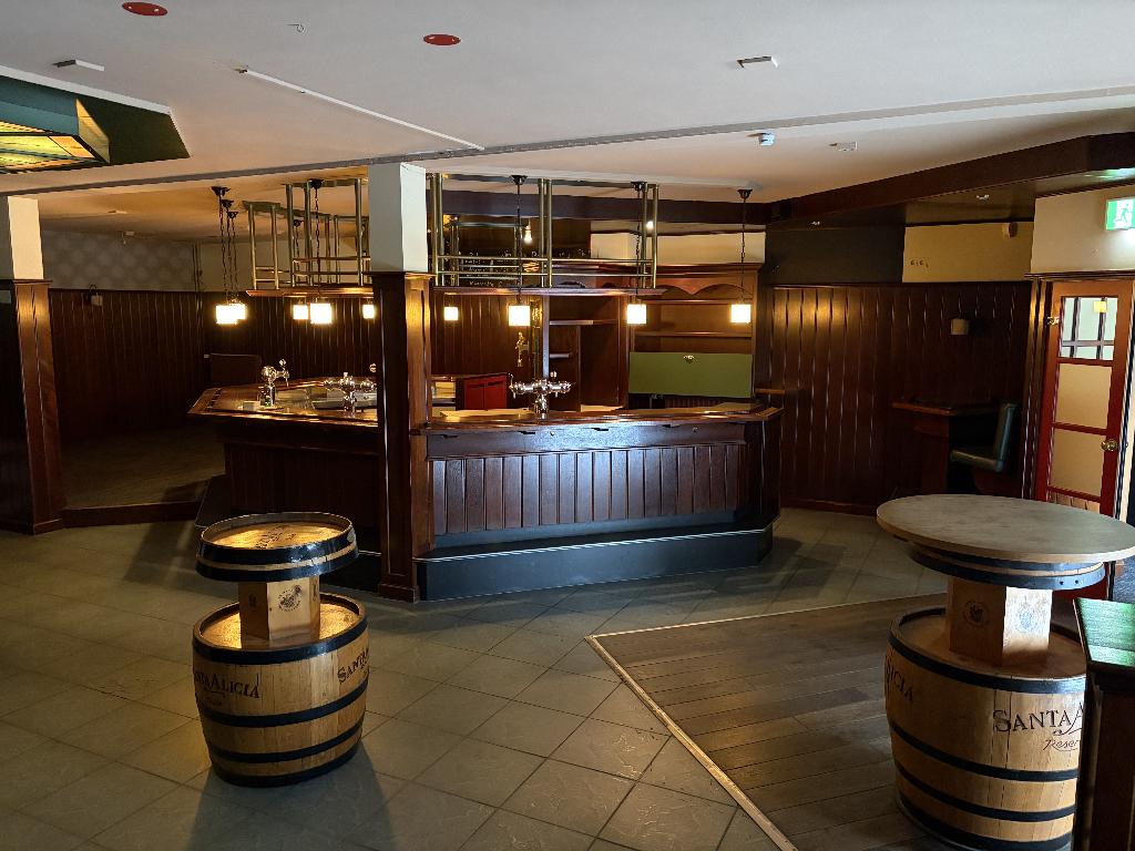 Inboedel café / feestzaal – barren, lambrisering, dansvloer, Ophalen, Gebruikt