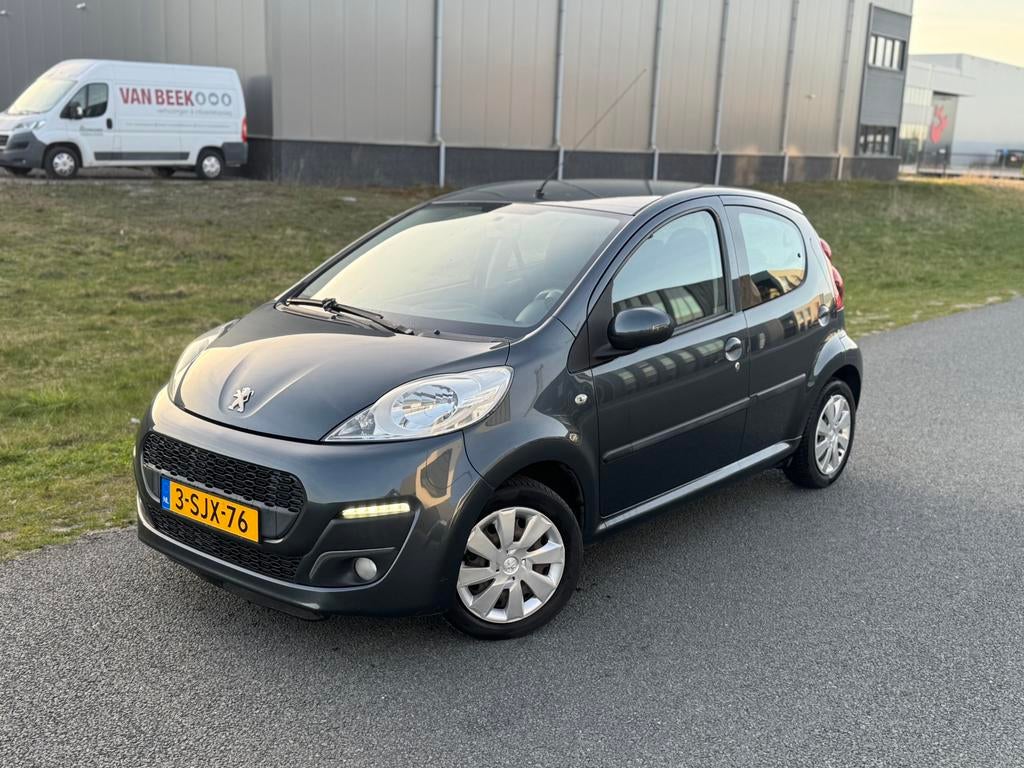 Peugeot 107 1.0 12V 5DR 2013 Grijs Nap! Eerste eigenaar!Airc, Auto's, Peugeot, Voorwielaandrijving, 4 stoelen, Origineel Nederlands