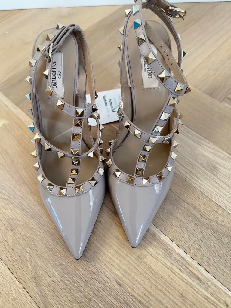 Valentino Garavani Rockstud Pumps – 39, Kleding | Dames, Schoenen, Ophalen of Verzenden, Zo goed als nieuw, Beige