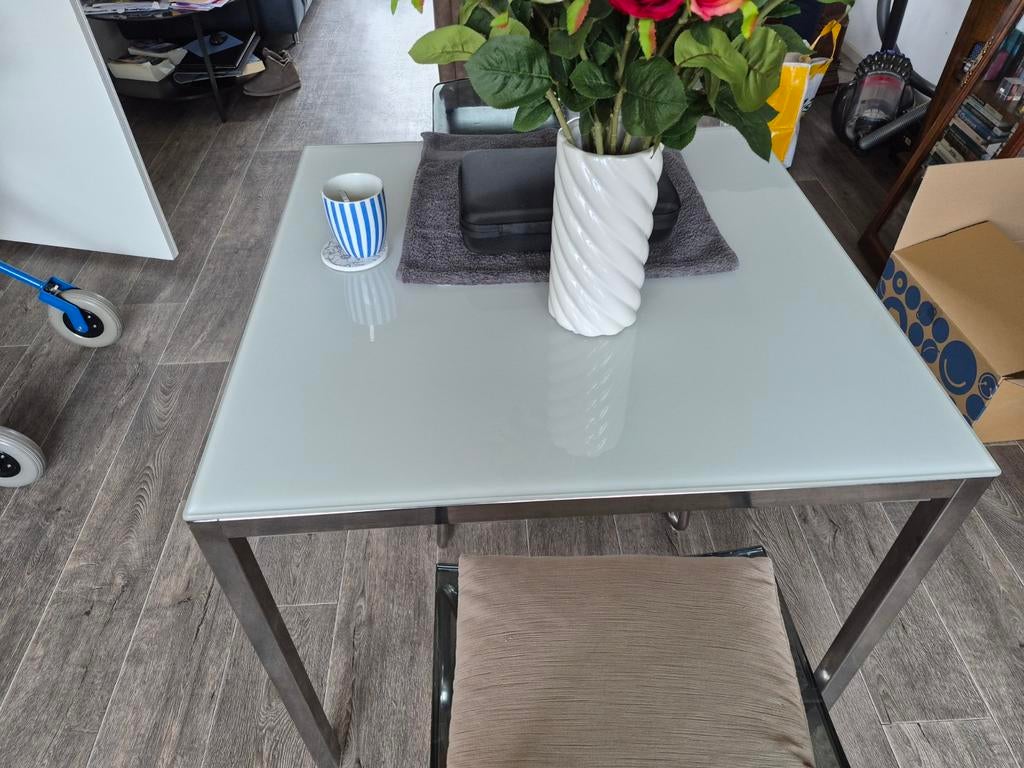 Te koop kleine eettafel met 2 stoelen., Huis en Inrichting, Tafels | Eettafels, Modern., 100 tot 150 cm, Vierkant, Zo goed als nieuw