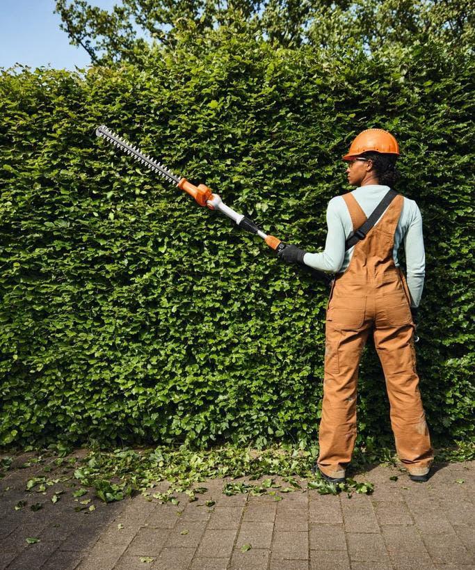 Te huur: Stihl Accu Heggenschaar op steel 4,5 meter, Ophalen, Zo goed als nieuw, Accu