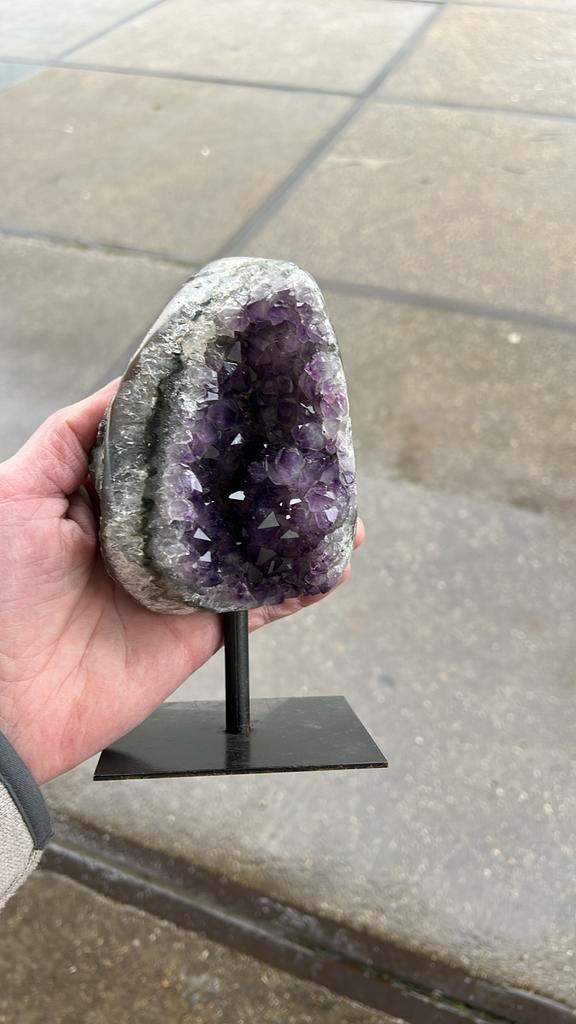 Amethist op stalen voet 19 cm hoog