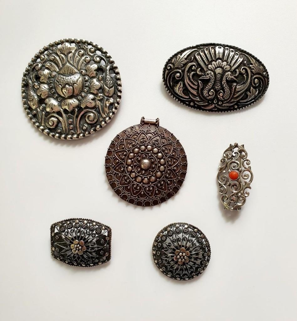 Partij sterling zilver 5 broches en 1 hanger totaal 54 gram, Antiek en Kunst, Antiek | Goud en Zilver, Zilver, Verzenden