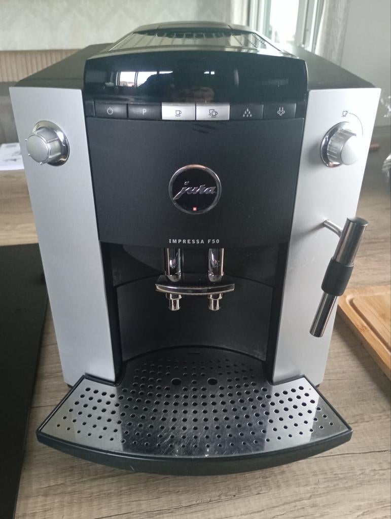 Jura Impressa F50 volautomatische koffiemachine, Witgoed en Apparatuur, Koffiezetapparaten, Ophalen, Gebruikt, Koffiemachine, Koffiebonen