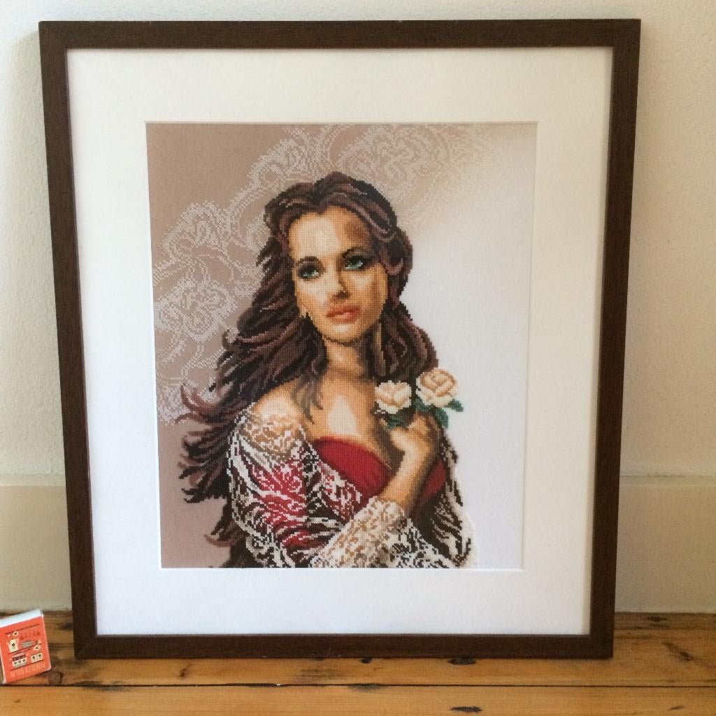Mooi meisje met twee rozen beeldig fijn geborduurd ingelijst, Huis en Inrichting, Woonaccessoires | Schilderijen, Tekeningen en Foto's