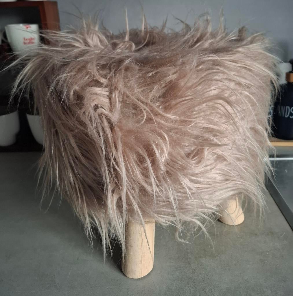 Laag krukje met nep vachtje op 4 blank houten pootjes, Ophalen of Verzenden, Zo goed als nieuw, Hout