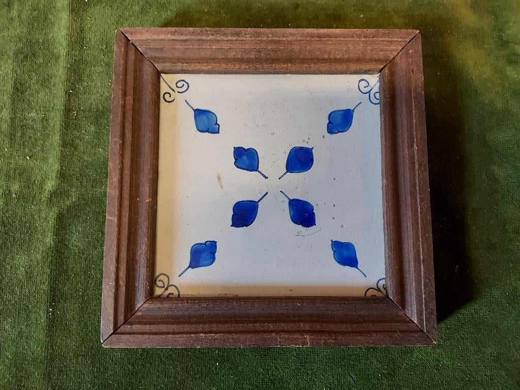 Antieke Delftsblauwe eikenblad tegel in lijst., Antiek en Kunst, Antiek | Wandborden en Tegels, Verzenden