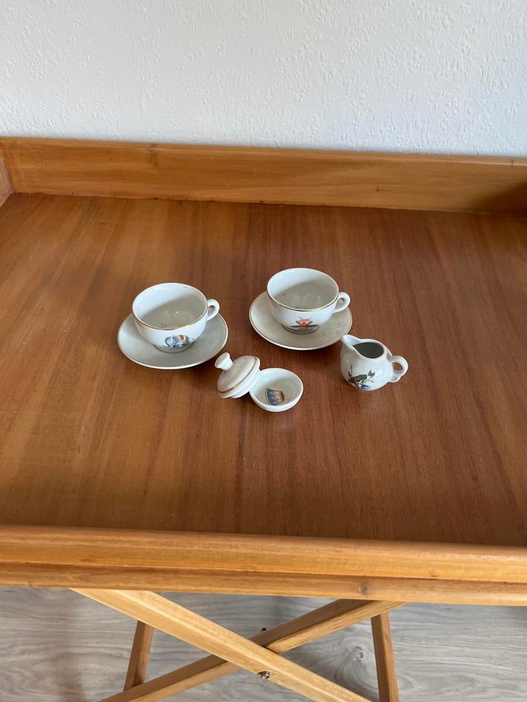 Mini serviesje met twee kopjes en melkkannetje, Ophalen