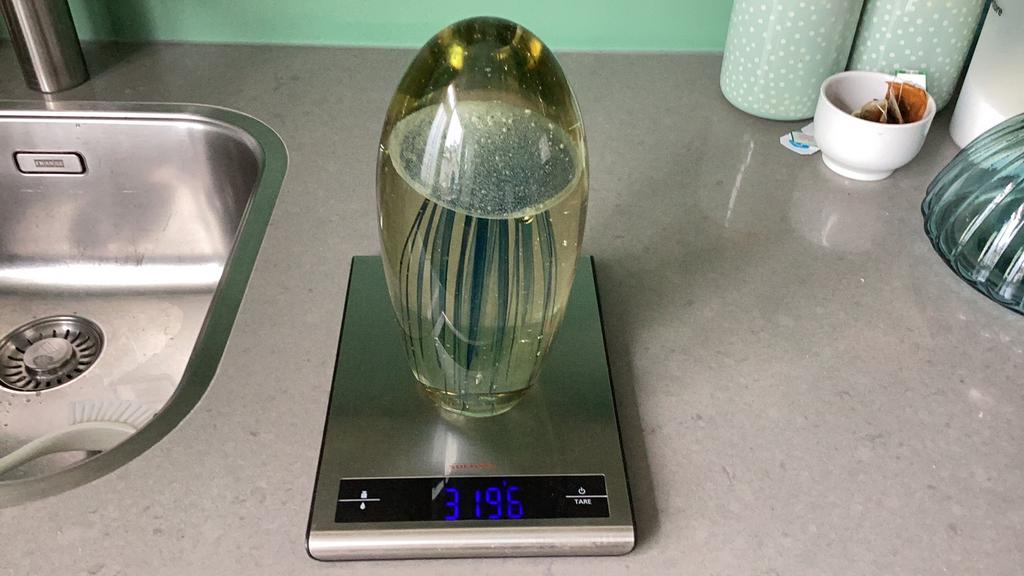 Kwal in glas ruim 3 kilo 21 cm hoog dia 10 cm, Antiek en Kunst, Ophalen