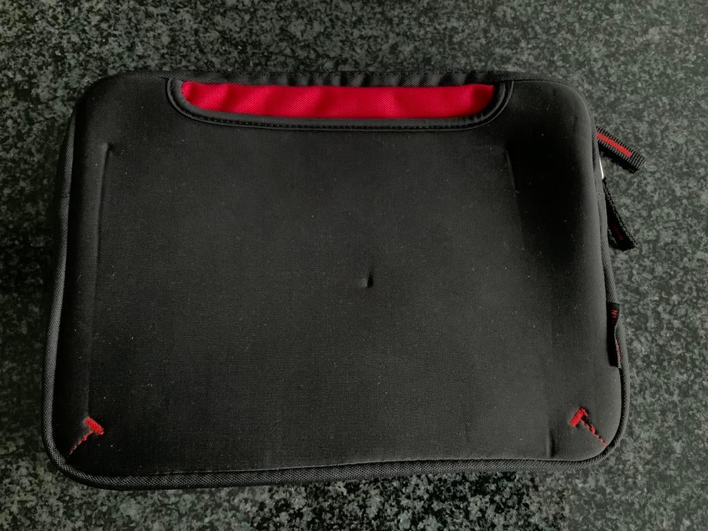 Zwarte Laptop/ tablet tas. Met een extra voorvakMerk Selkin., Ophalen of Verzenden, 17 inch of meer, Zo goed als nieuw