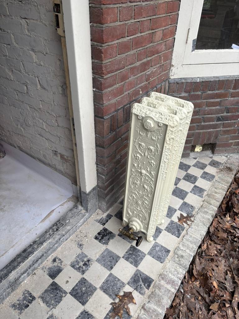 Antieke gietijzeren radiator, Doe-het-zelf en Verbouw, Verwarming en Radiatoren, Ophalen of Verzenden, Zo goed als nieuw, Radiator