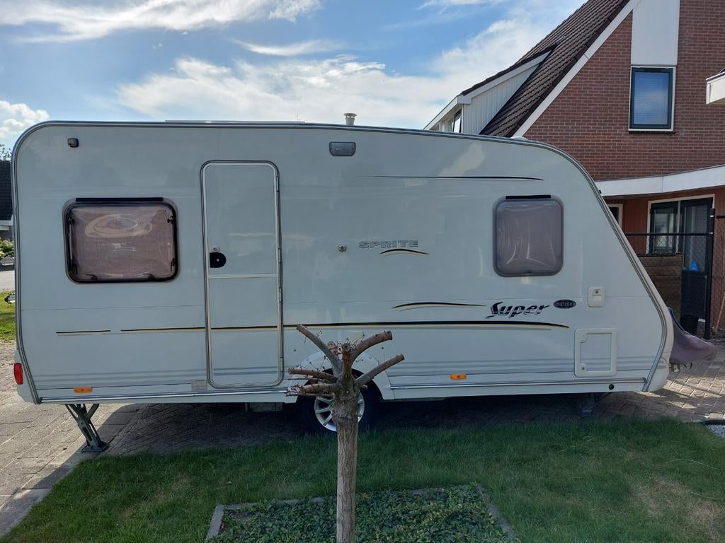 Mooie Sprite Super 450 CF (2005) – inclusief stallingsplek!, Caravans en Kamperen, Caravans, Frans bed, 750 - 1000 kg, Particulier