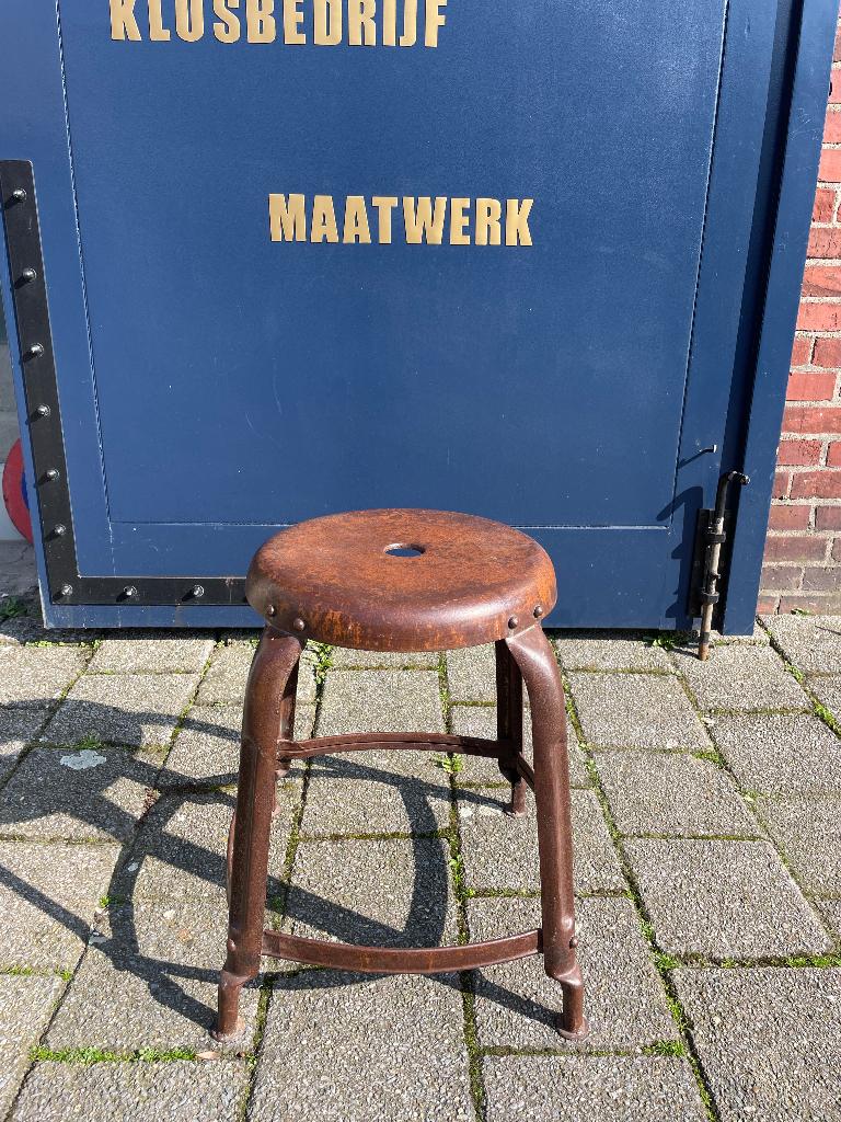 Mooi industrieel krukje rond, Ophalen