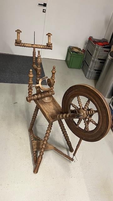 antiek spinnewiel met tafeltje, Ophalen, Gebruikt, Spinnewiel
