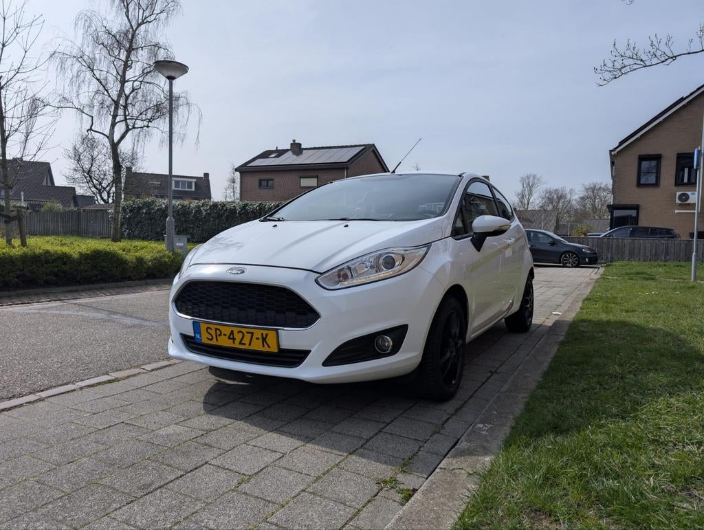 Ford Fiësta 1.25 bouwjaar 2017 wit Apk tot 02-2027, Auto's, Voorwielaandrijving, 600 kg, 4 cilinders, 82 pk
