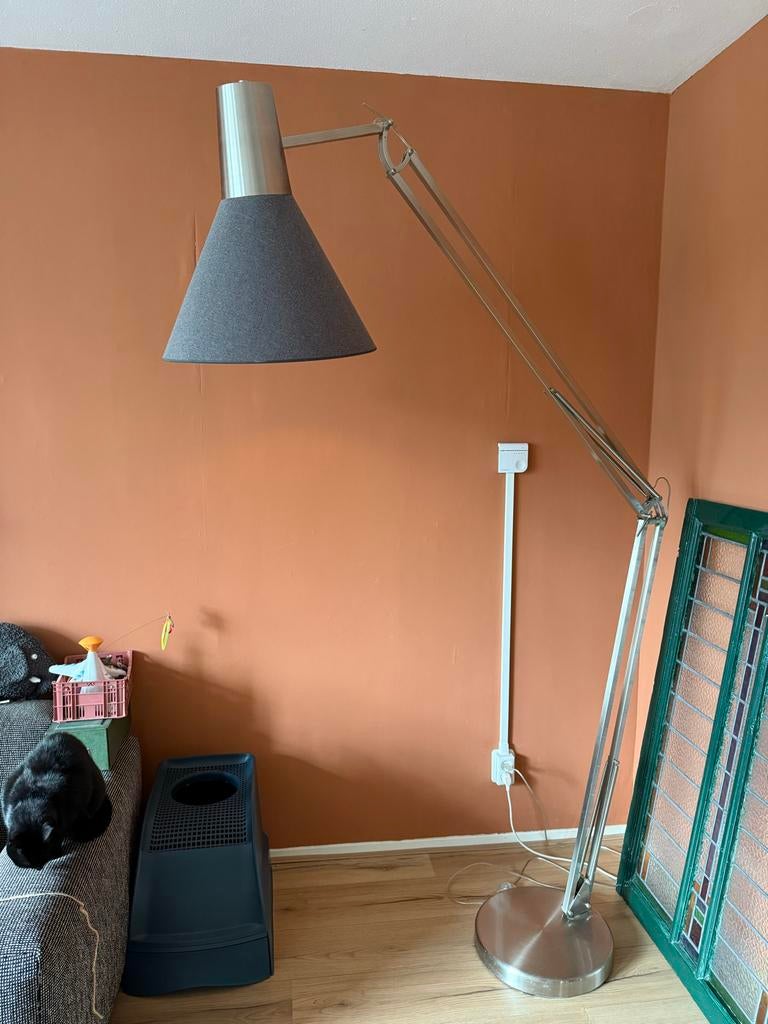 Grote staande lamp, uitvergrootte bureaulamp met stoffen kap, Huis en Inrichting, Lampen | Vloerlampen, Ophalen, Gebruikt, Metaal
