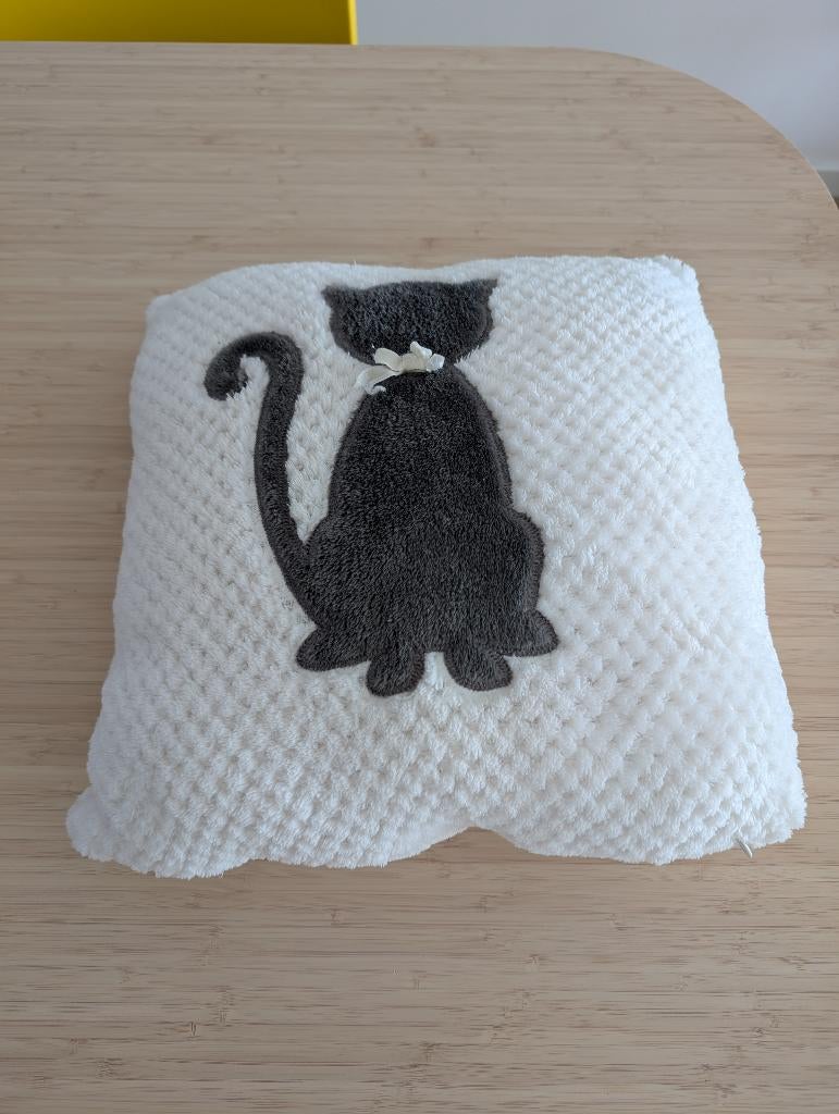 White sofa cushion with cat 0 never used, Ophalen of Verzenden