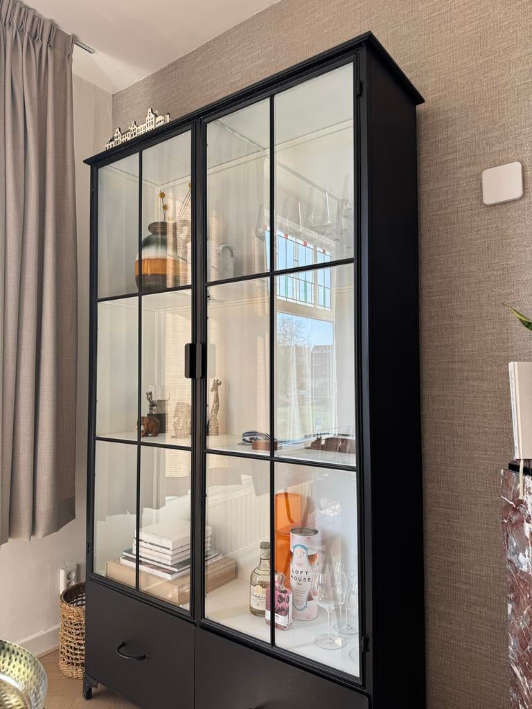 Zwarte stalen vitrinekast Loods 5 met lades, Huis en Inrichting, Kasten | Vitrinekasten, Ophalen, 100 tot 150 cm, 200 cm of meer