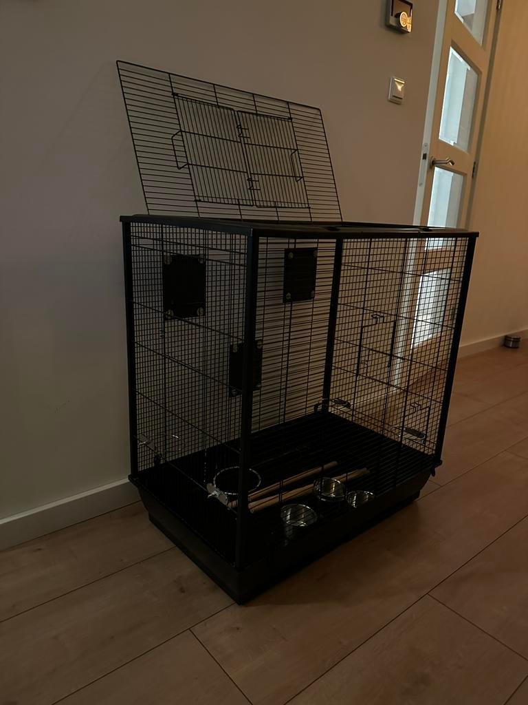 Te koop aangeboden, ruime vogelkooi, Dieren en Toebehoren, Ophalen, Gebruikt, Metaal, Vogelkooi