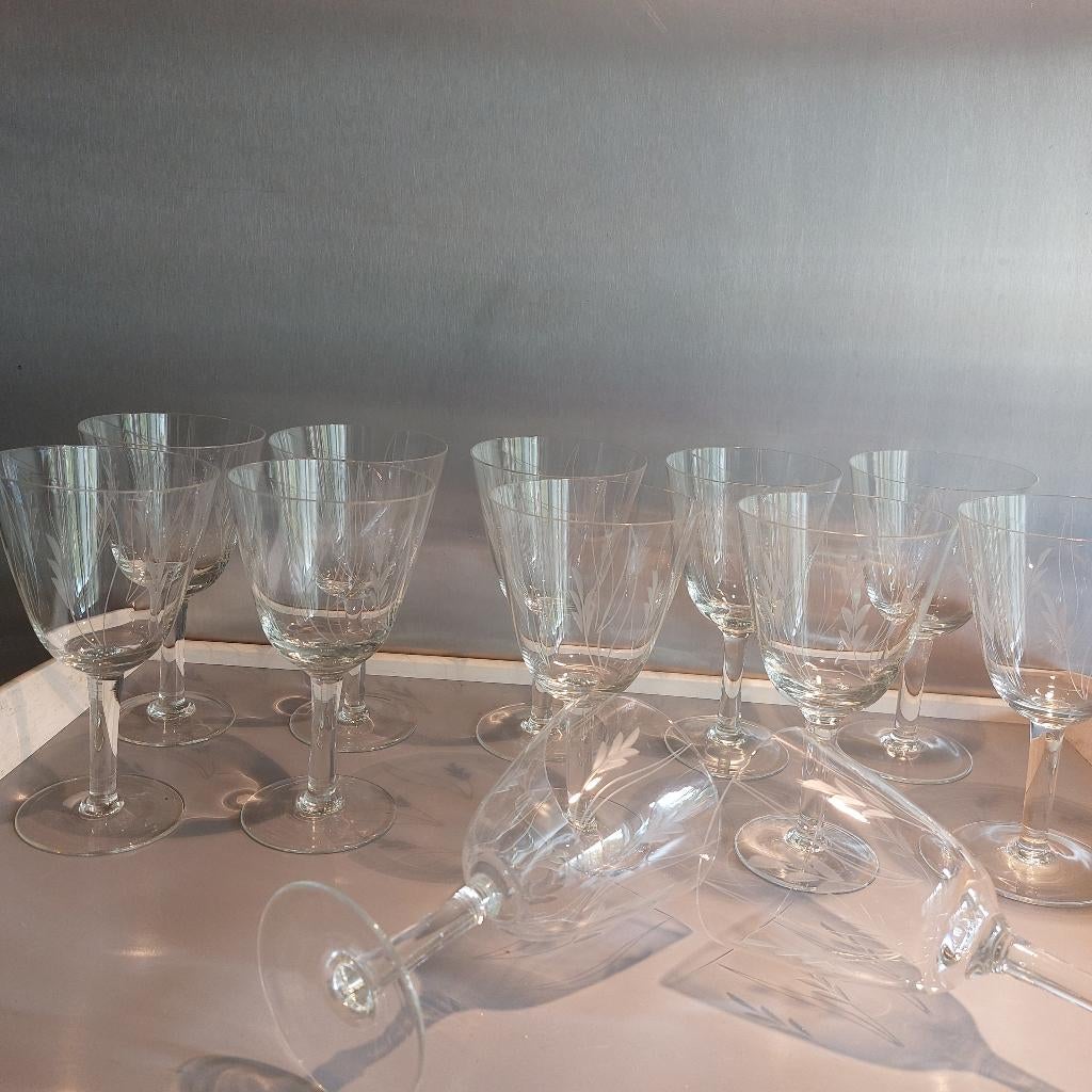 brocante Franse rode wijnglazen met bladgravure en streepjes, Antiek en Kunst, Antiek | Glas en Kristal, Ophalen of Verzenden