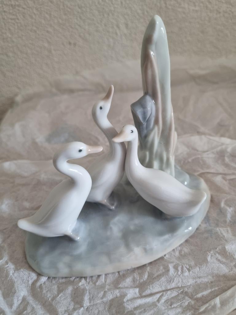 Mooi Nao porseleinen beeld met 3 zwanen, Verzamelen, Beelden en Beeldjes, Ophalen, Zo goed als nieuw