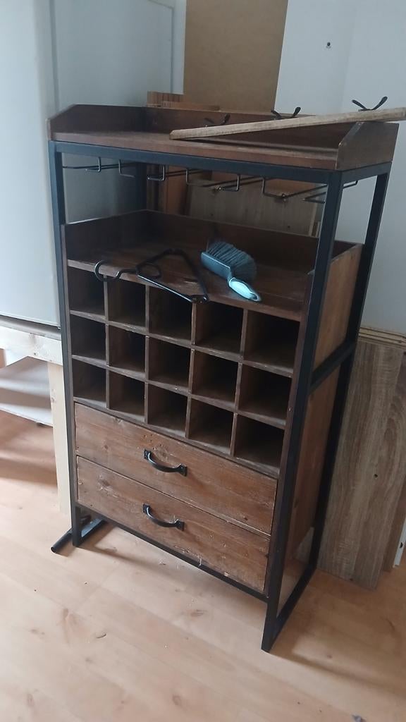 Wijnrek met lades en glashouders, Ophalen