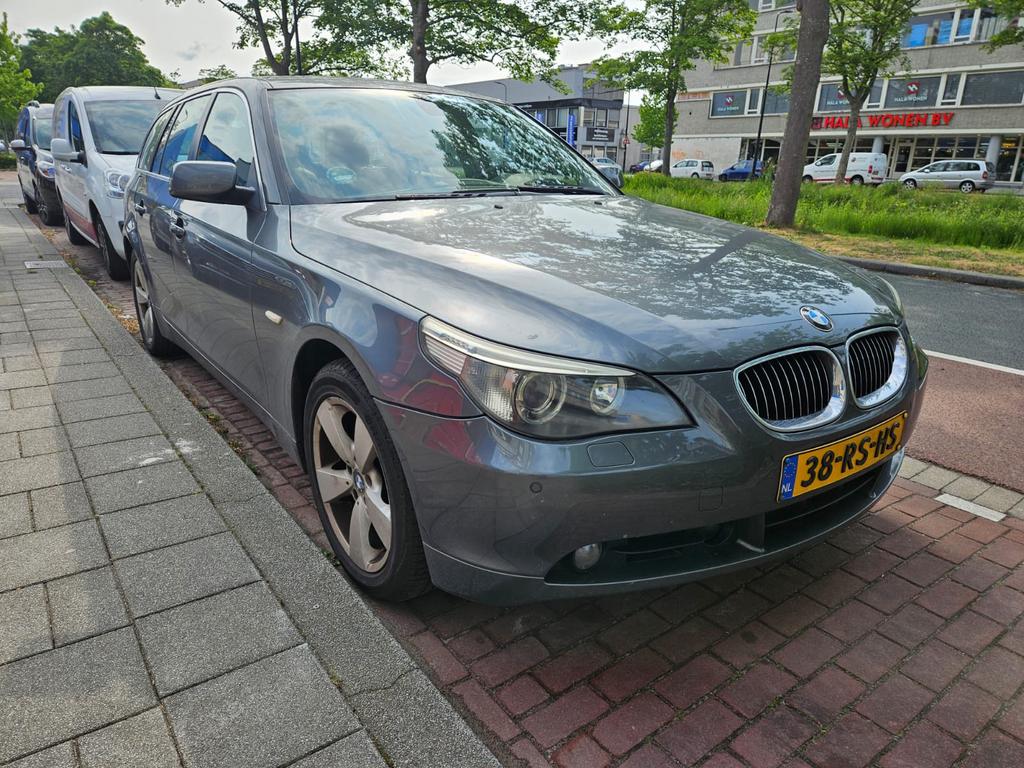 BMW 5-Serie 3.0 XI 530 Touring AUT 2005 Grijs, Auto's, Automaat, Elektrische ramen, Zwart, 1675 kg