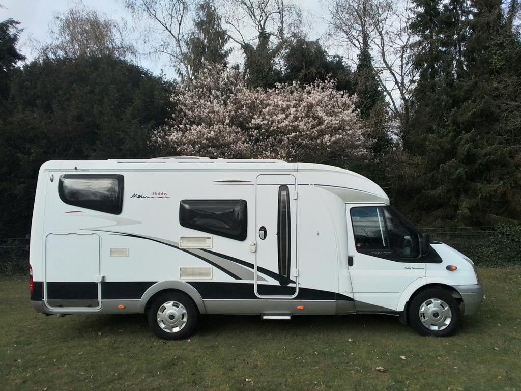 MOOIE HALFINTEGRAAL CAMPER MET WEINIG KM. en ENKELE BEDDEN, Particulier, Half-integraal