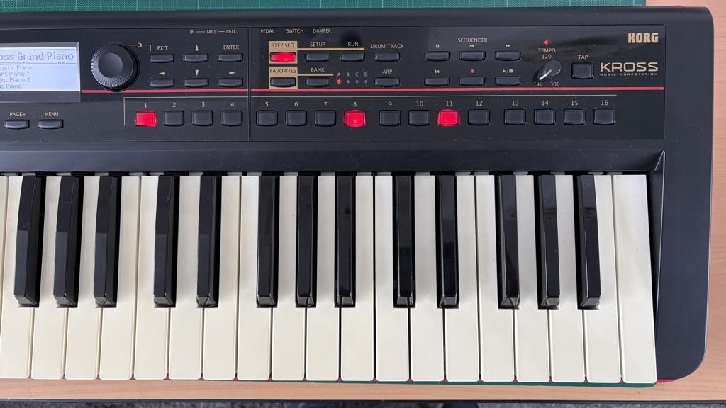 Korg Kross Music Workstation, Ophalen, Korg, Midi-aansluiting, 61 toetsen