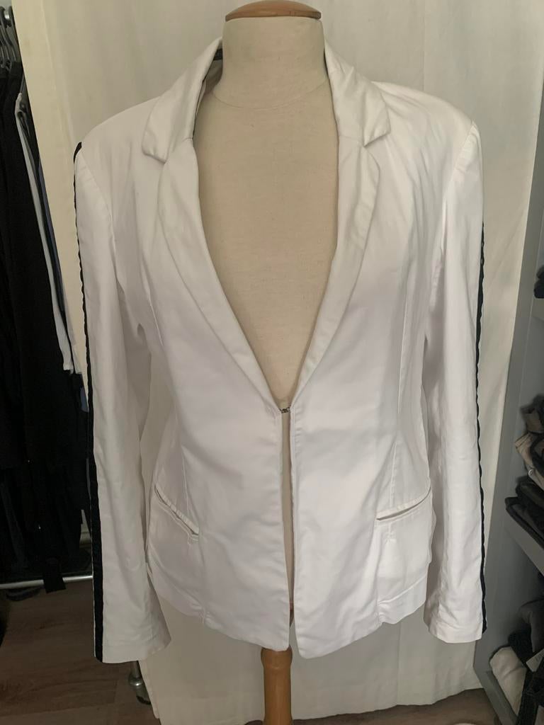 10 days wit jasje met zwarte bies op mouw. Zgan. Maat 3, Kleding | Dames, Ophalen of Verzenden, Zo goed als nieuw, Maat 38/40 (M)
