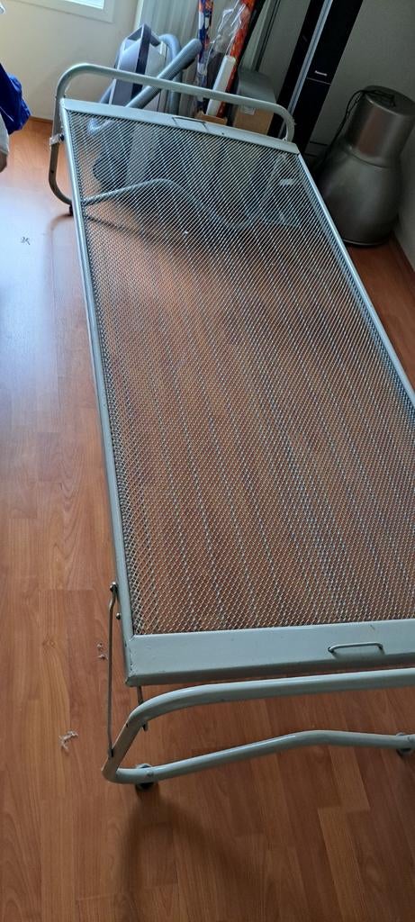 Spiraal onderschuifbed op wieltjes - 183x82 cm, Ophalen, Gebruikt, Eenpersoons, 190 cm of minder