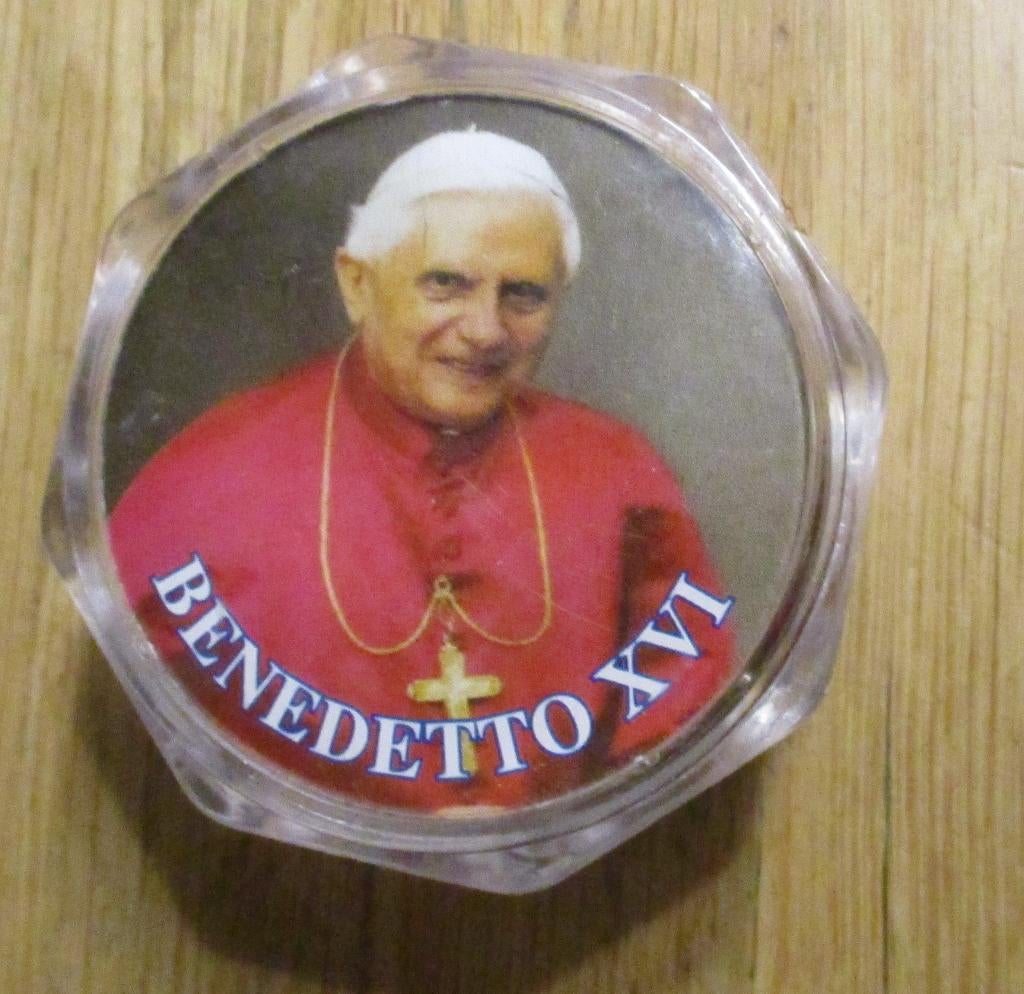 kunststof doosje afbeelding Paus Benedictus met rozenkruis, Ophalen of Verzenden