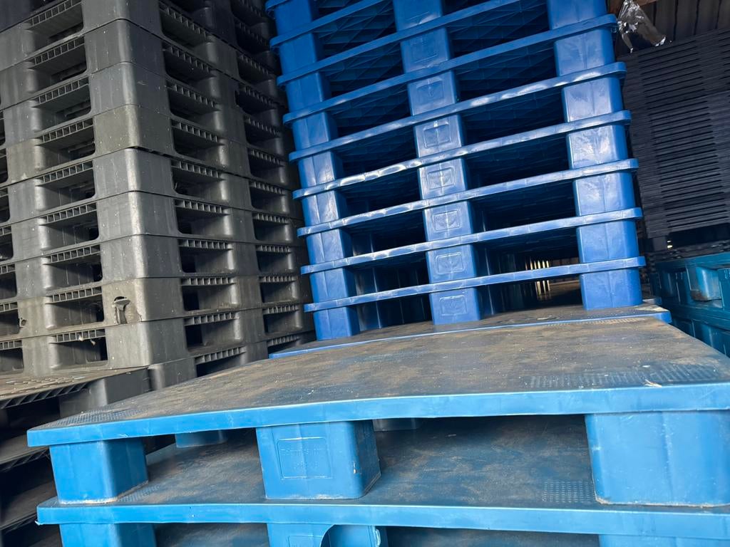 Kunststofpallets gesloten bovendek, Ophalen, Doos, Divers, Zo goed als nieuw