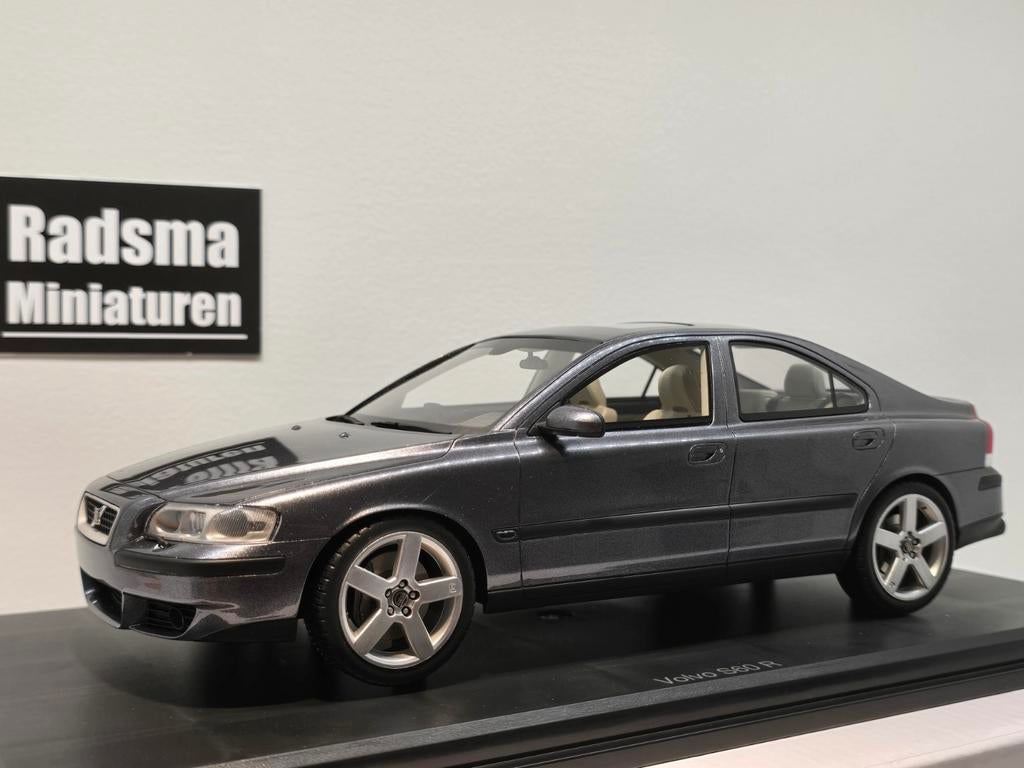 Volvo S60 R 2003 - Grey metallic - 1:18 DNA Collectibles, Hobby en Vrije tijd, Modelauto's | 1:18, Auto, Nieuw, Ophalen of Verzenden