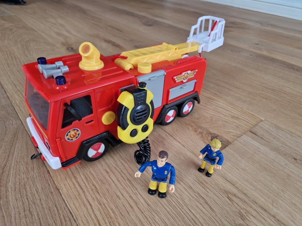 Brandweerman Sam auto + 2 poppetjes, Kinderen en Baby's, Speelgoed | Speelgoedvoertuigen, Ophalen of Verzenden, Gebruikt