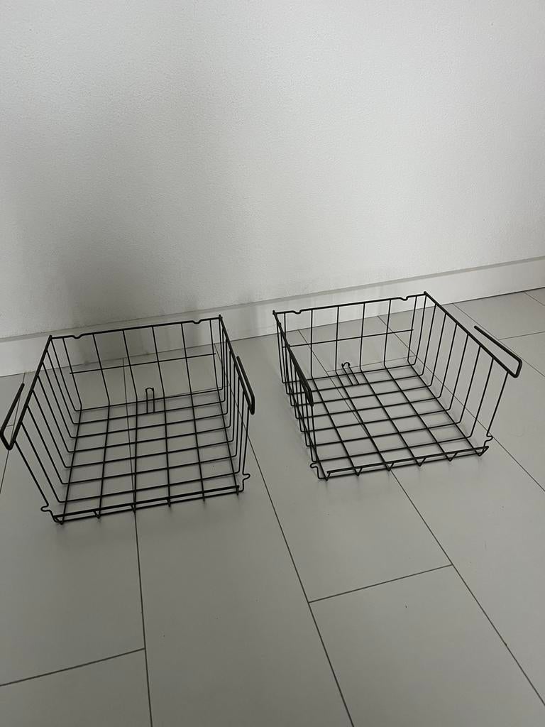 Twee Ikea OBSERVATÖR hangmanden/ IVAR kast, Ophalen, Zo goed als nieuw