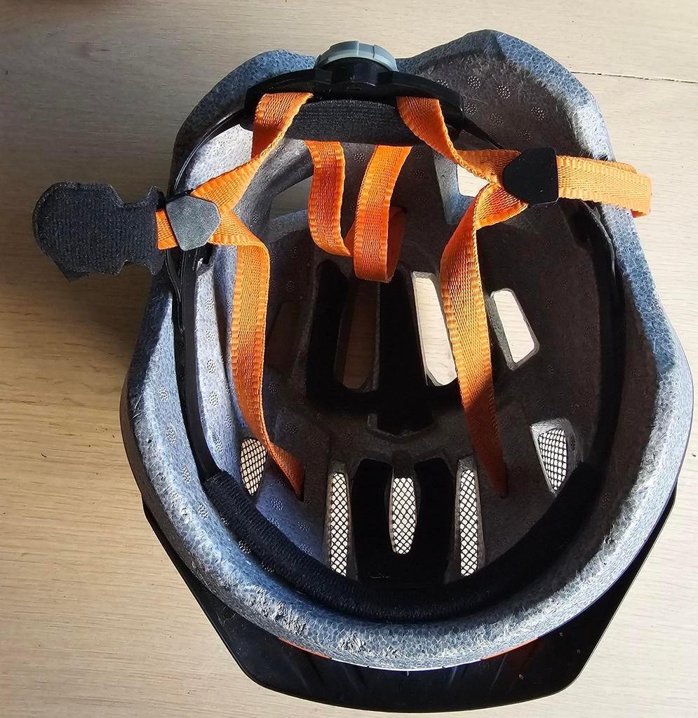 2x Fietshelm: Oranje met lampje & Zwart voor kinderen, Fietsen en Brommers, Gebruikt, Onbekend, Jongen of Meisje, Overige maten